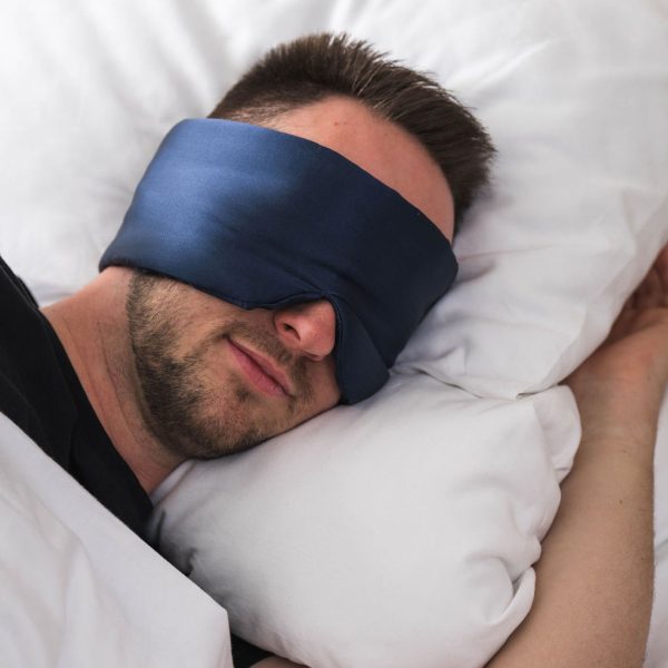 Muž Pokojne Spí s Deep Sleep Mask