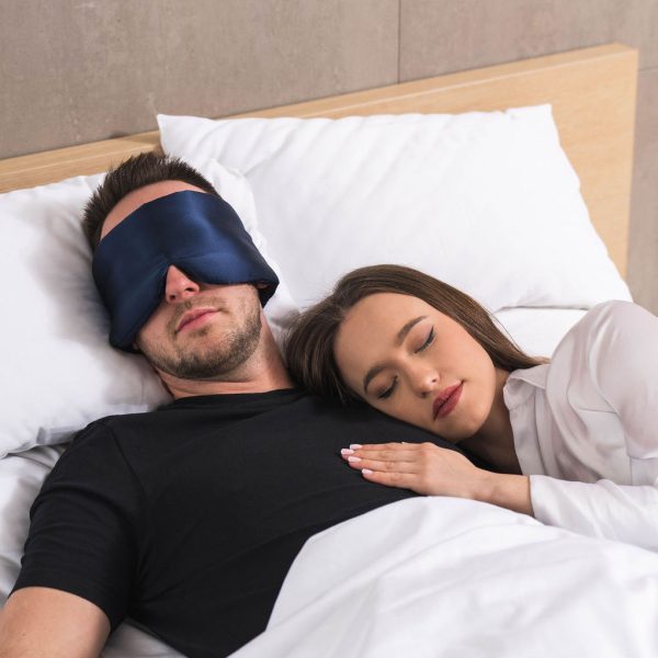 Muž a Žena Pokojne Spia s Deep Sleep Mask