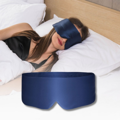 Žena s Deep Sleep Mask a Exponovanou Maskou