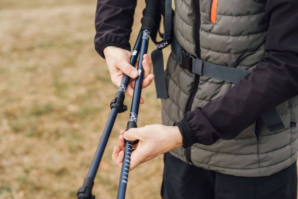 muž rozširuje palice Alpine Explorer