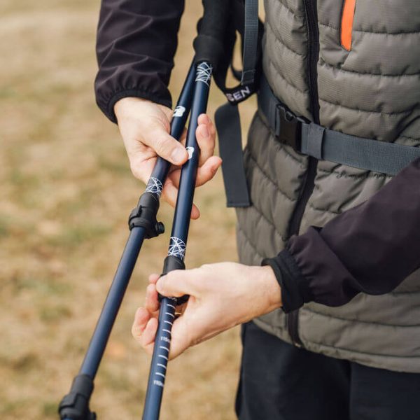 muž rozširuje palice Alpine Explorer