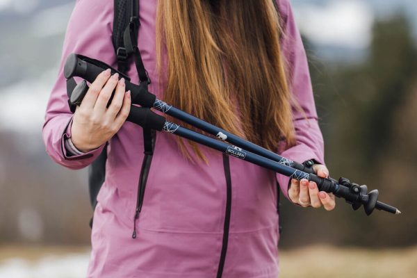 žena držiaca palice Alpine Explorer