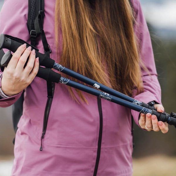 žena držiaca palice Alpine Explorer